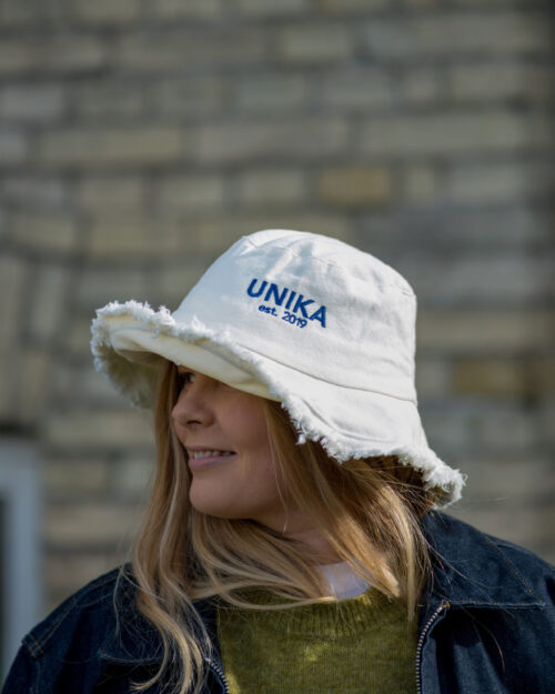 Hvid Panama hat med mørkeblåt broderi