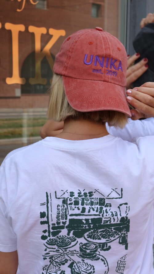 Orange cap med lilla broderi