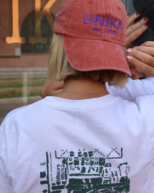 Orange cap med lilla broderi