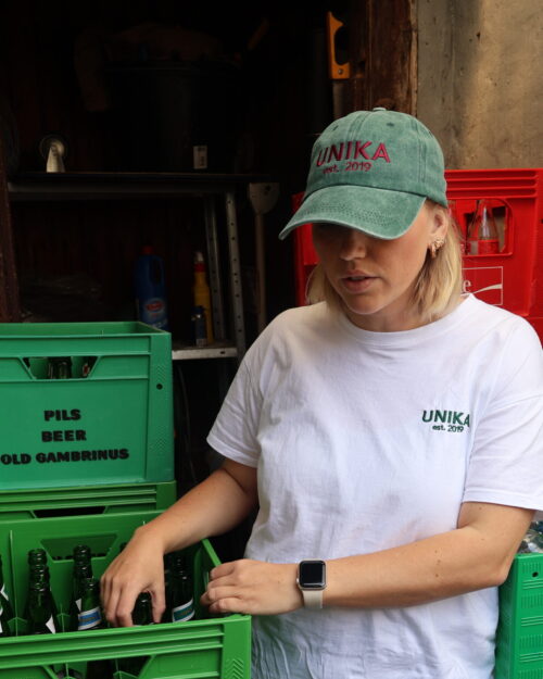 Mørkegrøn cap med bordeaux rød broderi