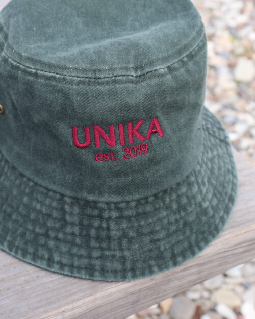 Mørkegrøn bøllehat med bordeaux broderi