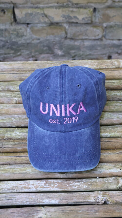 Mørkeblå cap med lilla broderi