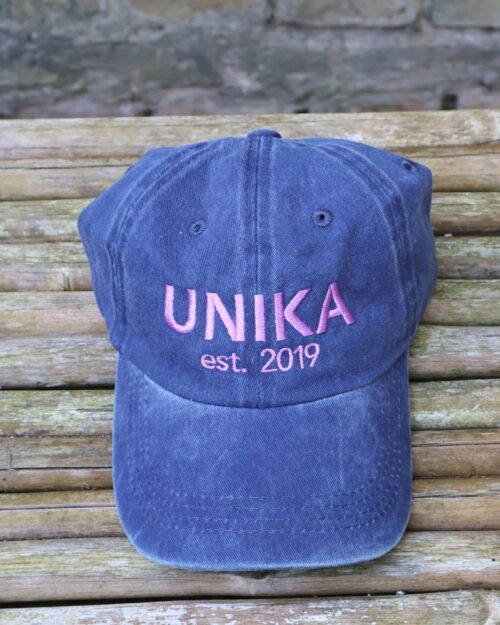 Mørkeblå cap med lilla broderi