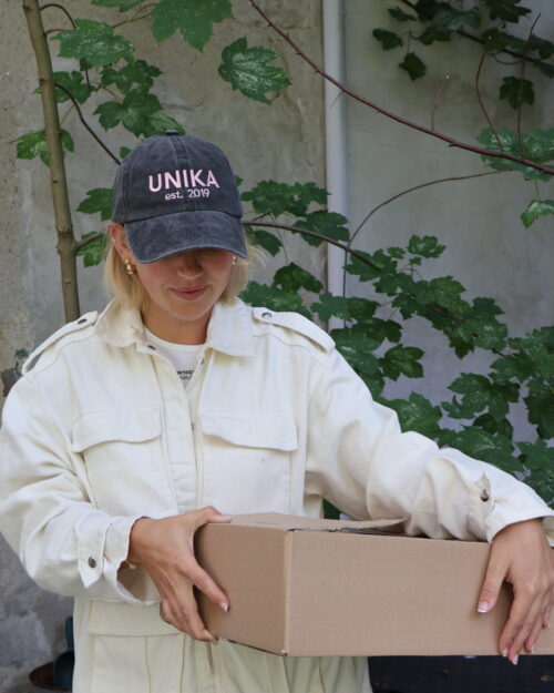 Sort cap med pink broderi