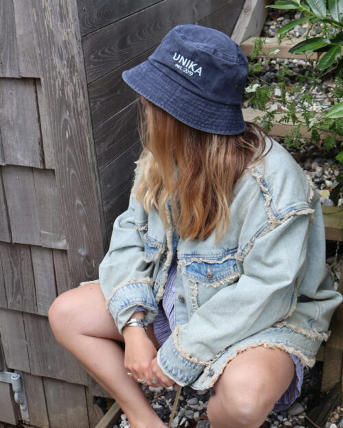 Blå bøllehat med lyseblå broderi