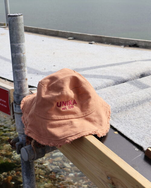 Peach Panama hat med mørkerød broderi