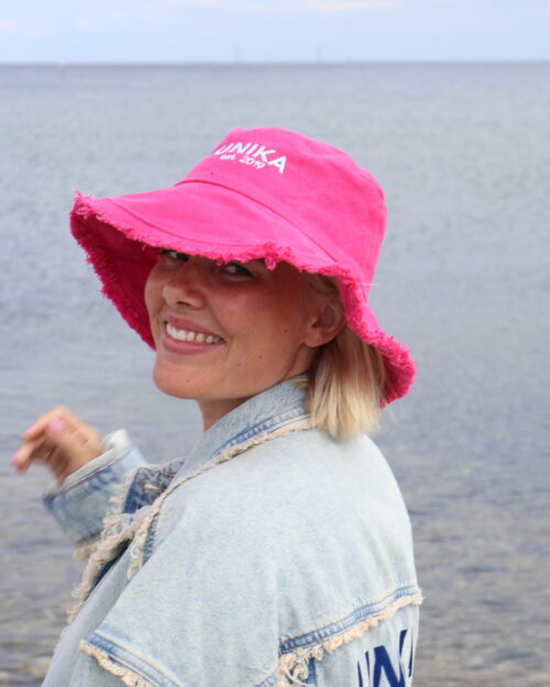 Pink Panama hat med lyseblå broderi