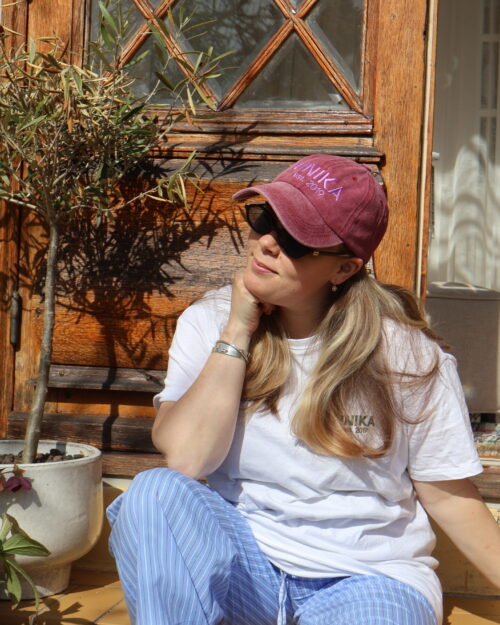 Bordeaux cap med lilla broderi