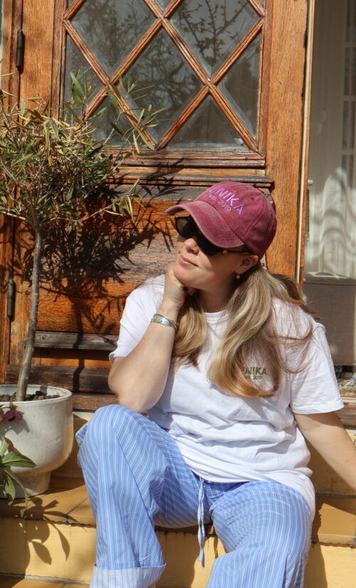 Bordeaux cap med lilla broderi