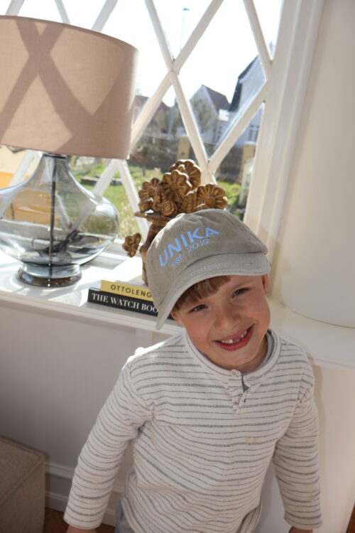 Sand cap med lyseblåt broderi