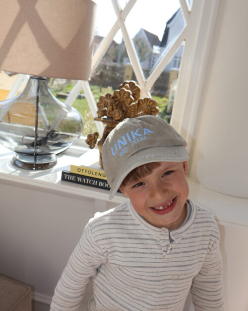 Sand cap med lyseblåt broderi