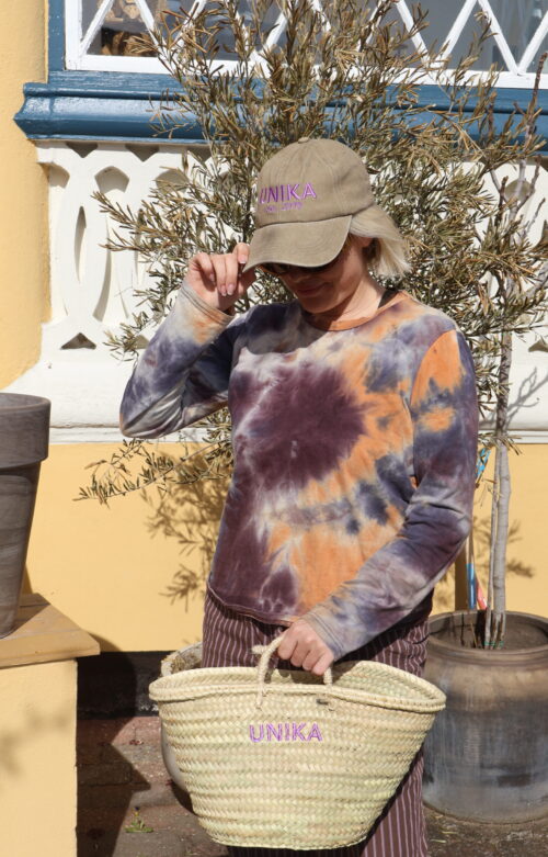 Lys armygrøn cap med lilla broderi