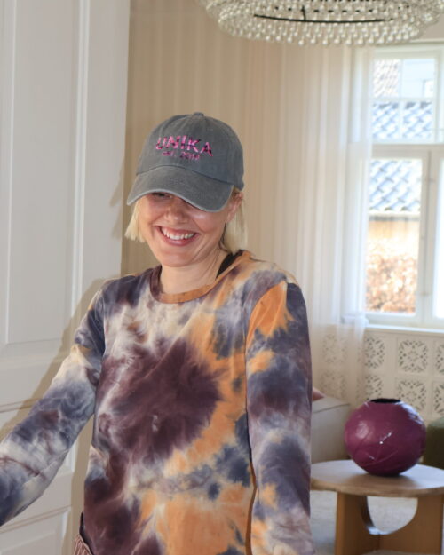 Grå cap med lyserødt-unika broderi