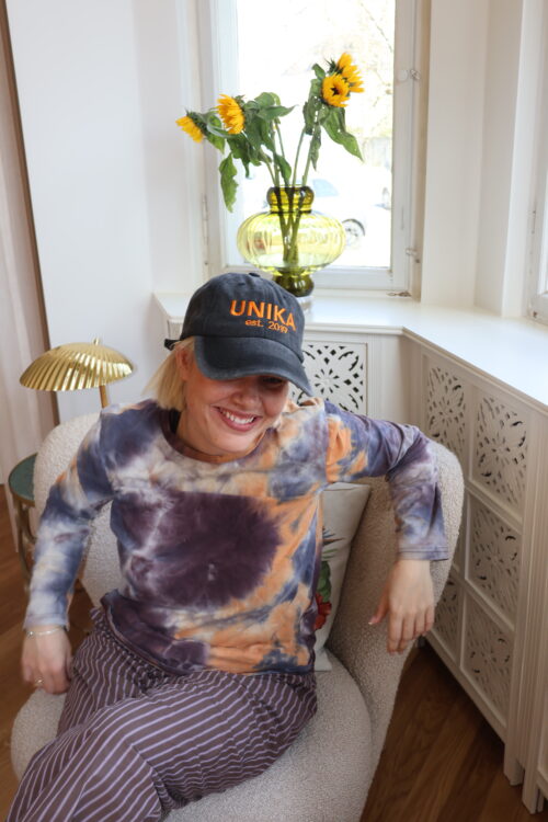 Sort cap med orange broderi