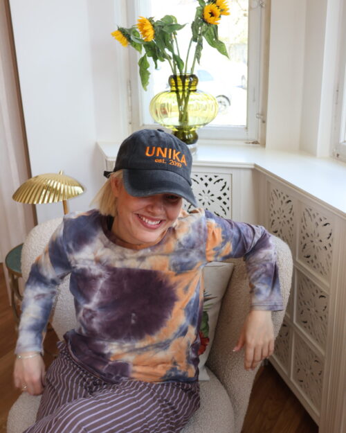 Sort cap med orange broderi