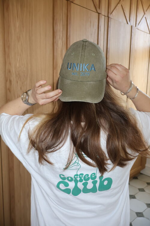 Army cap med blåt broderi