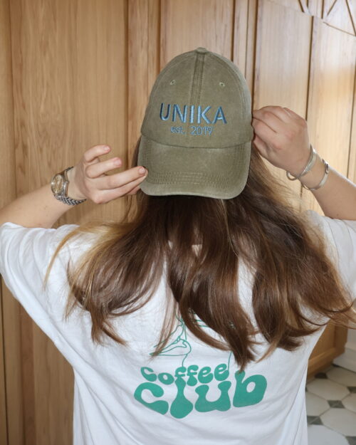 Army cap med blåt broderi