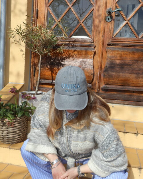 Grå cap med blåt broderi