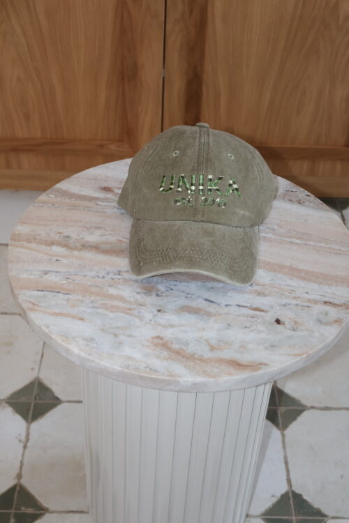 Armygrøn cap med grønt-unika broderi