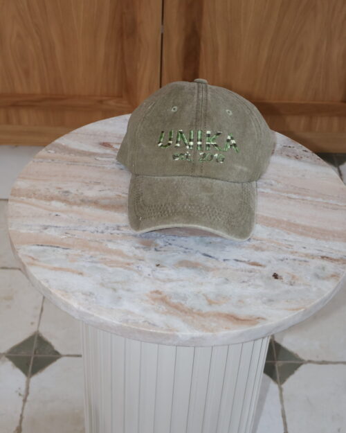 Armygrøn cap med grønt-unika broderi